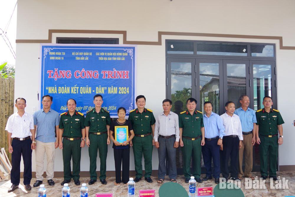 Đại diện đơn vị, chính quyền địa phương chúc mừng bà Nguyễn Thị Thảnh có nhà mới.