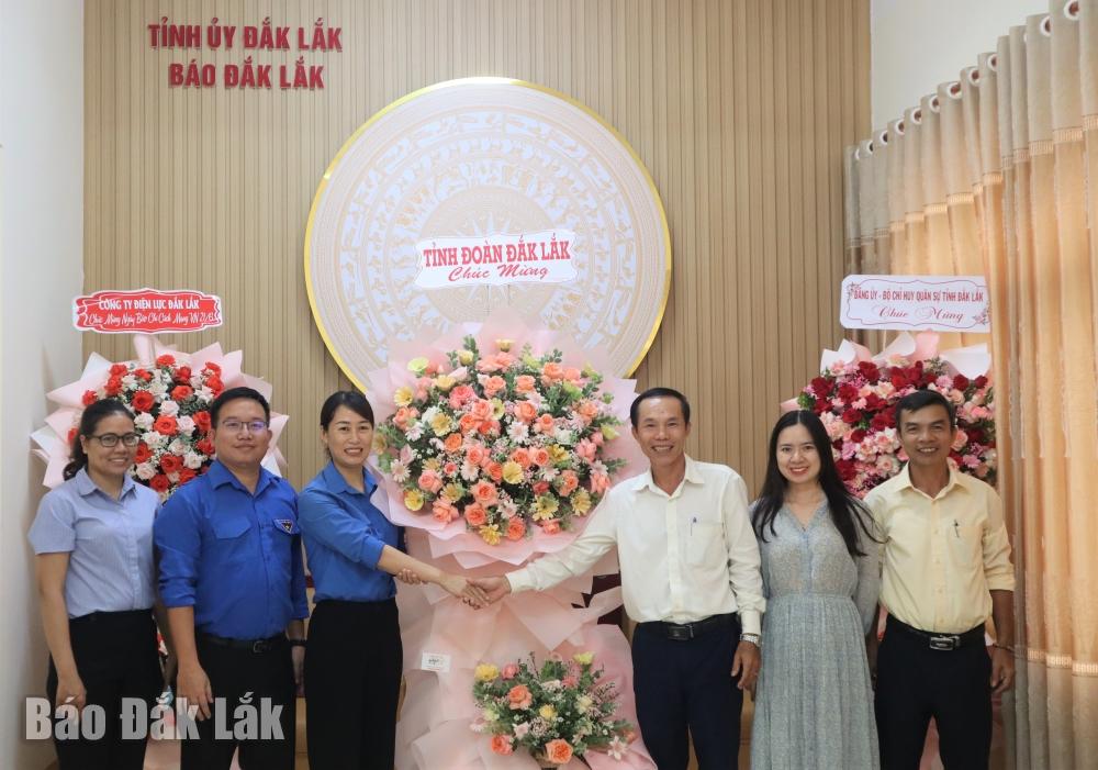 Tỉnh Đoàn thăm và tặng hoa chúc mừng Báo Đắk Lắk.