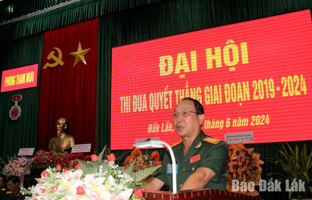 Đại tá Lê Văn Hùng, Phó Chỉ huy trưởng, Tham mưu trưởng Bộ Chỉ huy Quân sự tỉnh phát biểu tại đại hội.