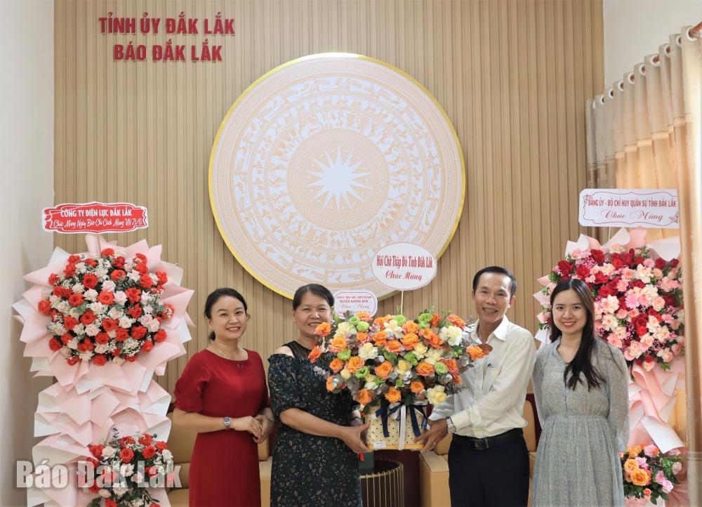 Hội Chữ thập đỏ tỉnh thăm và tặng hoa chúc mừng Báo Đắk Lắk.