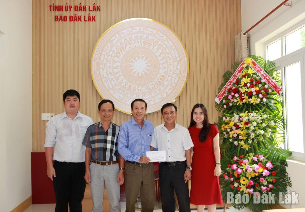 Bệnh viện Đa khoa vùng Tây Nguyên chúc mừng Báo Đắk Lắk.