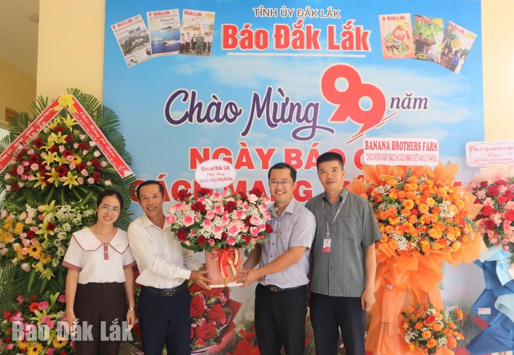 Viettel Đắk Lắk thăm và tặng hoa chúc mừng Báo Đắk Lắk.