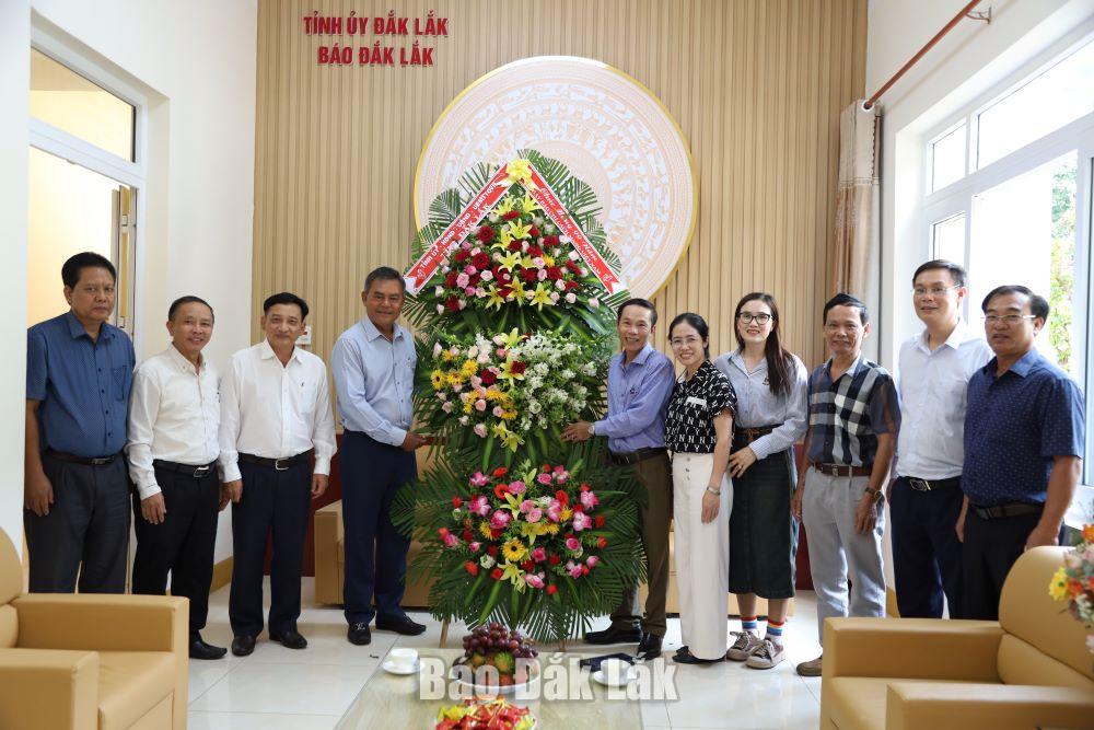 Phó Bí thư Tỉnh ủy Y Biêr Niê tặng hoa chúc mừng Báo Đắk Lắk.