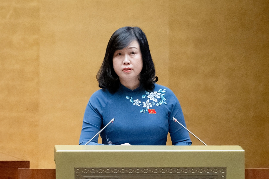 Bộ trưởng Bộ Y tế Đào Hồng Lan trình bày Tờ trình dự án Luật sửa đổi, bổ sung một số điều của Luật Dược. Ảnh: quochoi.vn