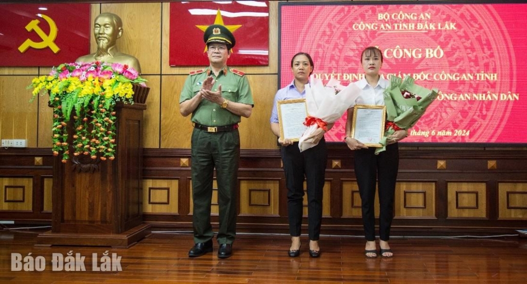 Thiếu tướng Lê Vinh Quy, Giám đốc Công an tỉnh trao quyết định cho 2 công dân nữ được tuyển dụng.