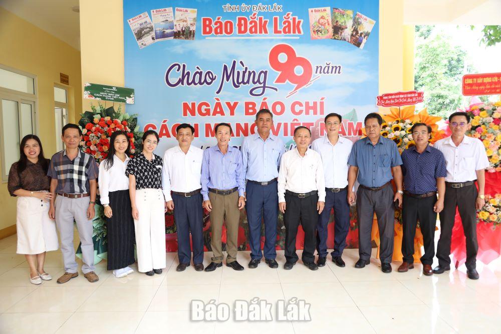 Đoàn công tác của lãnh đạo tỉnh chụp ảnh lưu niệm cùng cán bộ, phóng viên, nhân viên Báo Đắk Lắk.