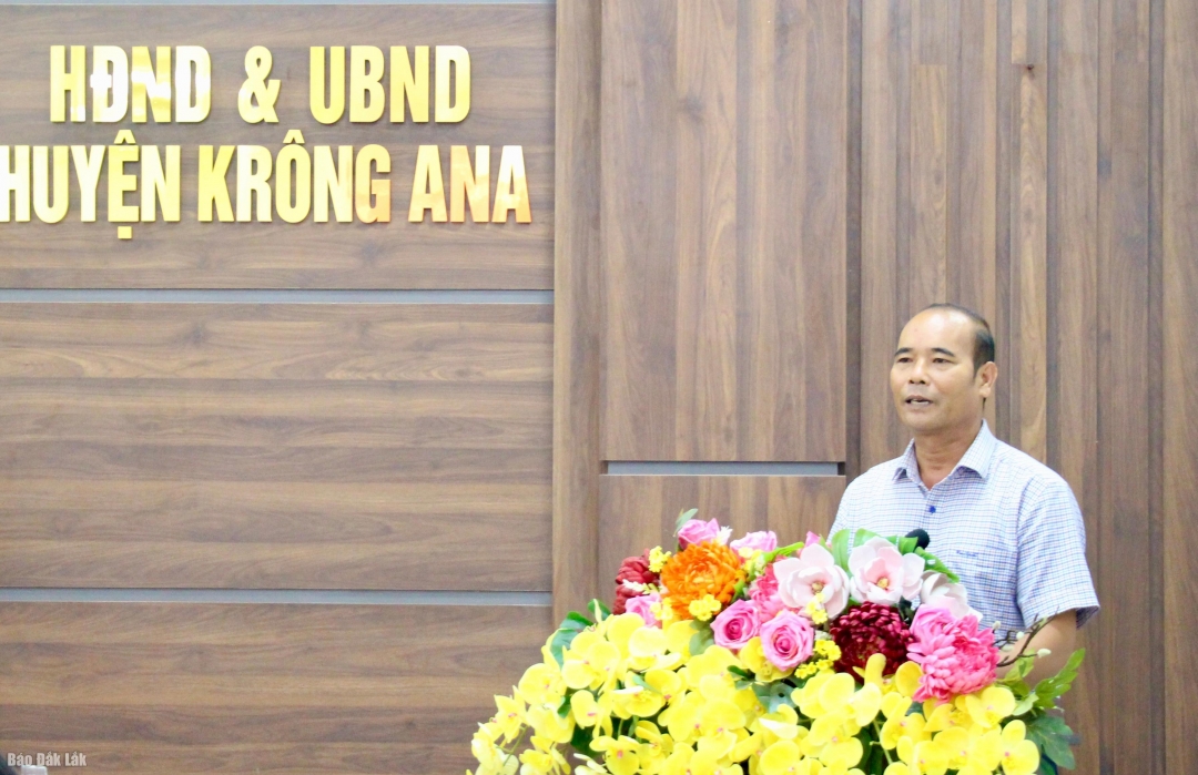 Bí thư Huyện ủy Krông Búk Nguyễn Hải Đông báo cáo tóm tắt kết quả thực hiện nhiệm vụ 6 tháng đầu năm 2024.