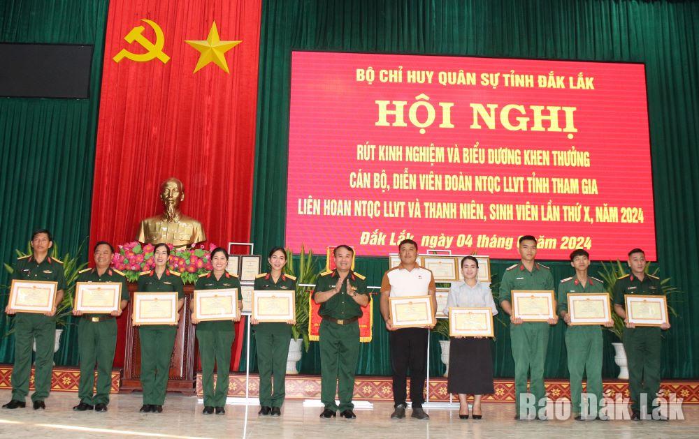 Đại tá Trần Minh Trọng, Chính ủy Bộ Chỉ huy Quân sự tỉnh tặng Giấy khen cho các cá nhân.