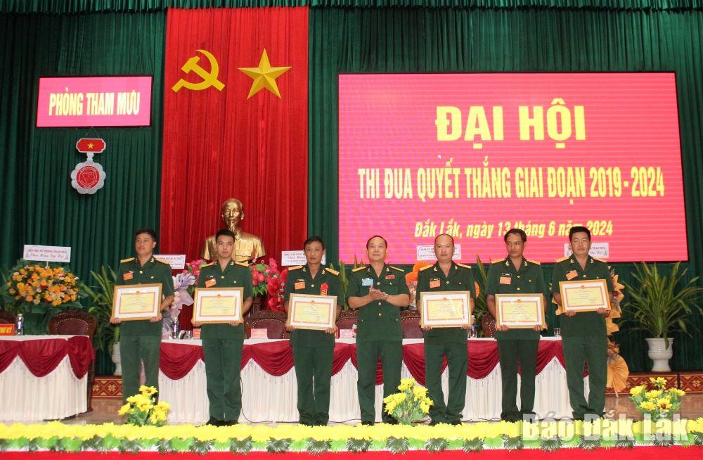 Đại tá Lê Văn Hùng trao Giấy khen tặng các điển hình tiên tiến.