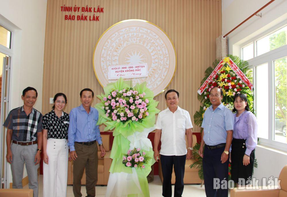 Huyện ủy - HĐND - UBND - Ủy ban MTTQ Việt Nam huyện Krông Pắc chúc mừng Báo Đắk Lắk.