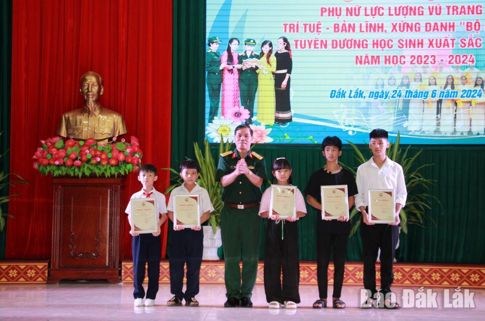 Đại tá Võ Văn Minh, Phó Chính ủy Bộ Chỉ huy Quân sự tỉnh tặng quà động viên các học sinh có hoàn cảnh khó khăn.