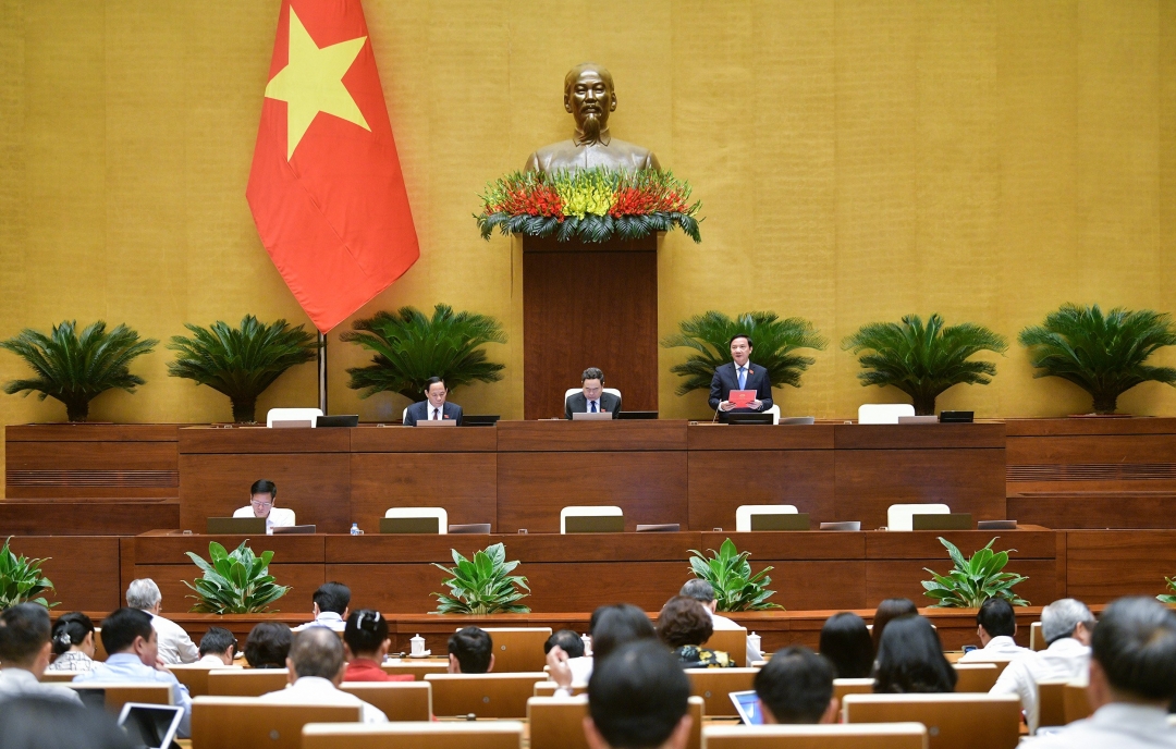 Phó Chủ tịch Quốc hội Nguyễn Khắc Định điều hành phiên họp. Ảnh: quochoi.vn