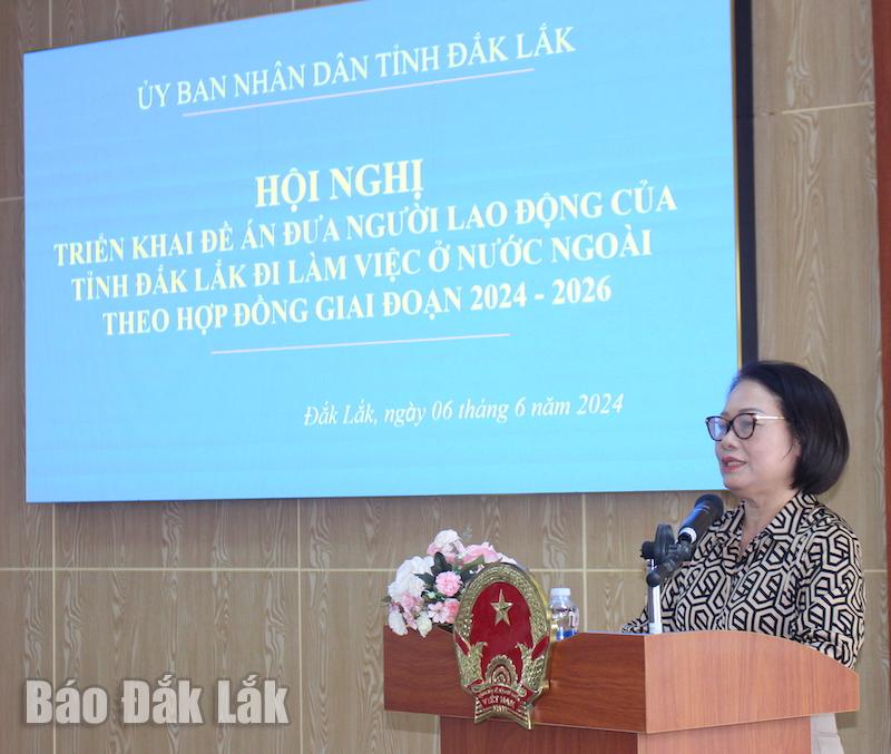 Bà Trần Thị Thiết, Hiệu trưởng Trường Trung cấp Tây Nguyên trao đổi các vấn đề bất cập đối với cơ sở giáo dục nghề nghiệp trong công tác đào tạo nguồn nhân lực xuất khẩu lao động.