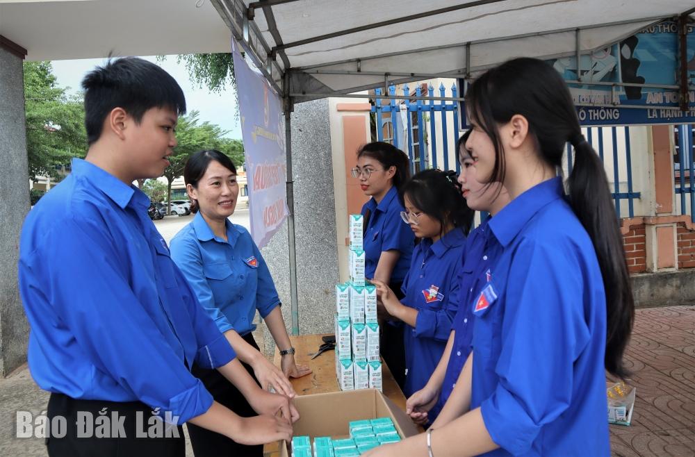 Phó Bí thư Tỉnh đoàn Phan Thị Trinh hỏi han các tình nguyện viên tại Điểm thi Trường THPT Hùng Vương (huyện Krông Ana).