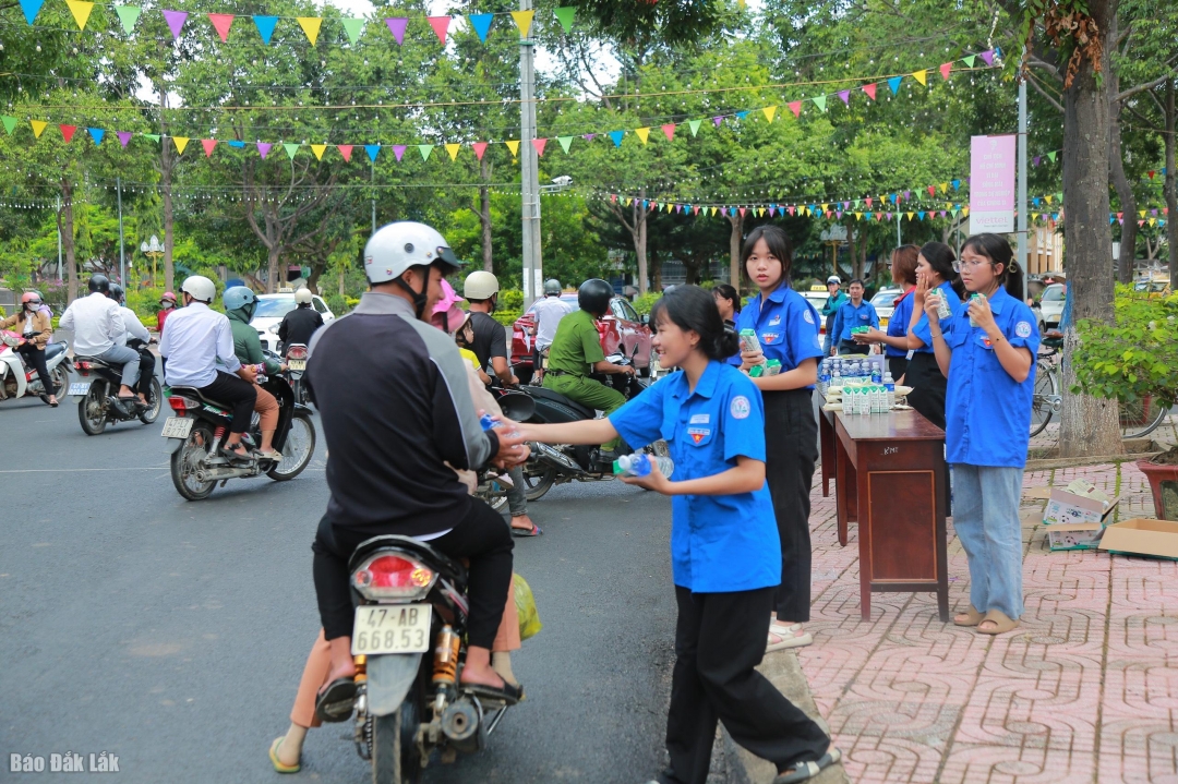 TÌnh nguyện viên tiếp sức mùa thi huyện Lắk phát nước cho thí sinh tại điểm thi.