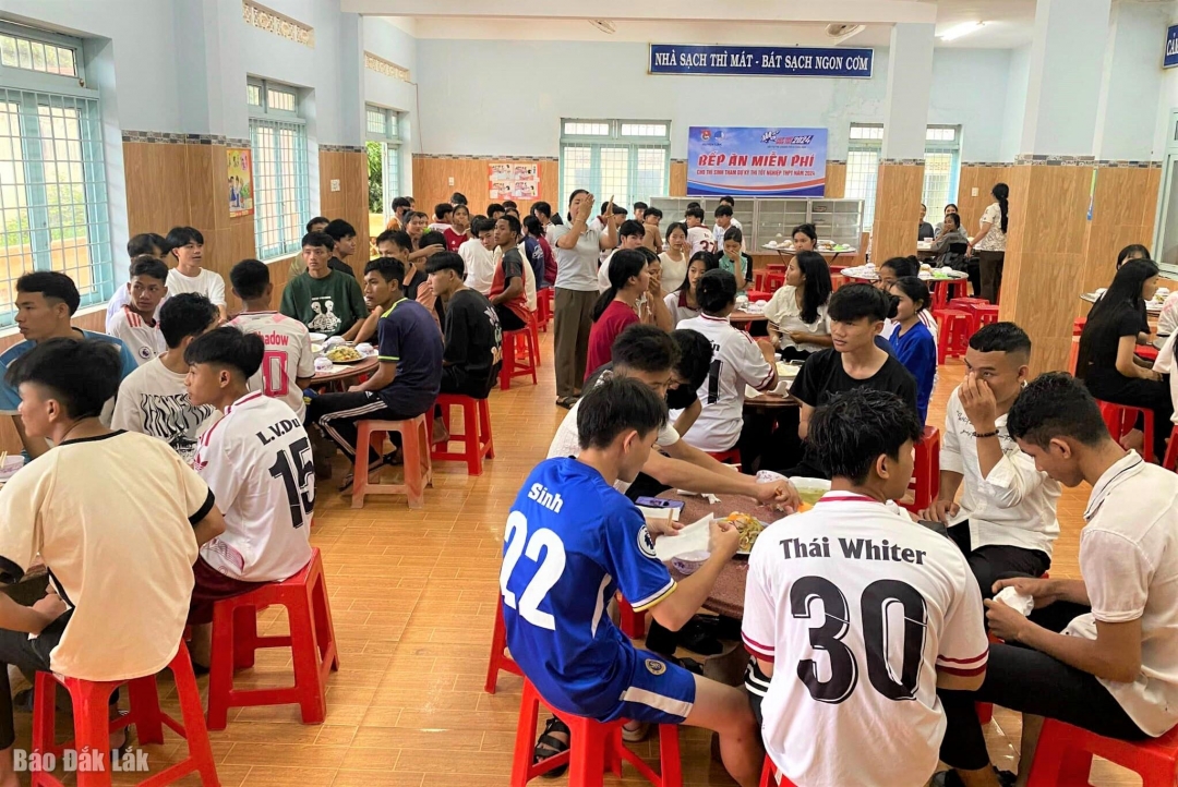 Thí sinh các xã vùng sâu huyện Lắk được Huyện Đoàn Lắk hỗ trợ cơm miễn phí.