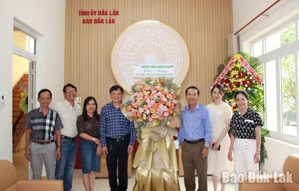 Bệnh viện Đa khoa Thiện Hạnh chúc mừng Báo Đắk Lắk.