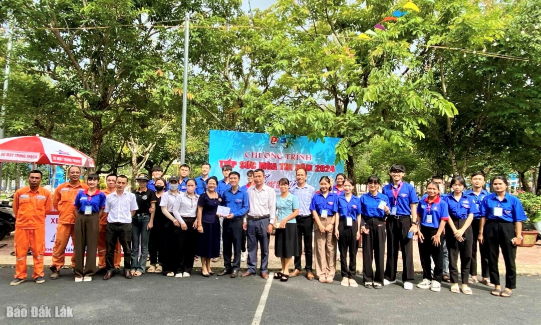 Lãnh đạo huyện Lắk thăm, tặng quà Đội hình tiếp sức mùa thi của địa phương.