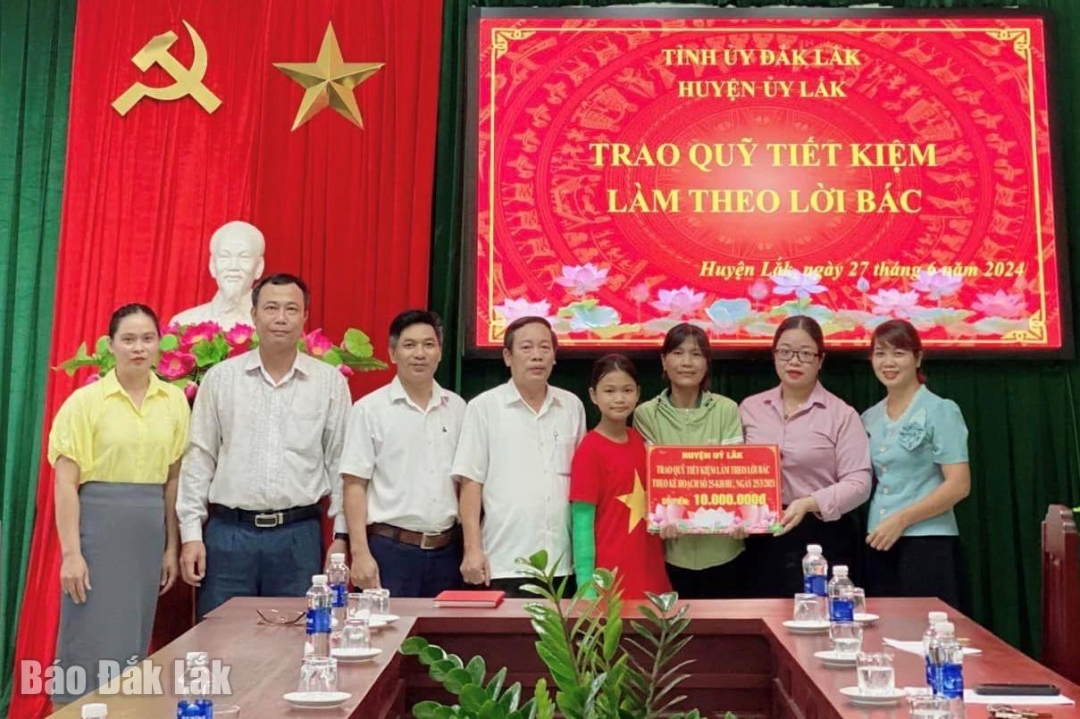Đoàn công tác của Ban Thường vụ Huyện ủy Lắk trao kinh phí hỗ trợ cho gia đình bà H Điệp Hmok.