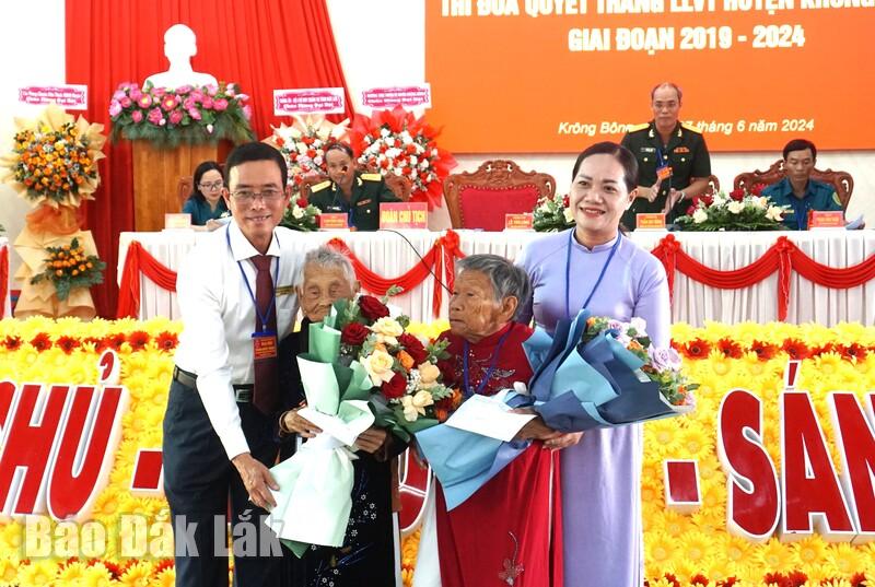 Các đồng chỉ lãnh đạo huyện tặng hoa tri ân các Mẹ Việt Nam Anh hùng.