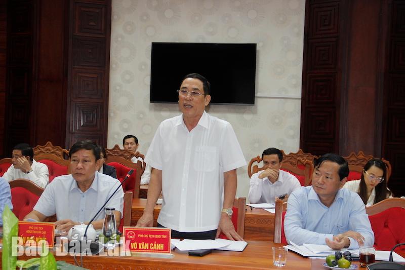 Phó Chủ tịch UBND tỉnh Đắk Lắk Võ Văn Cảnh báo cáo với Đoàn kiểm tra về tiến độ thực hiện xây dựng Đề án sắp xếp đơn vị hành chính tại tỉnh.