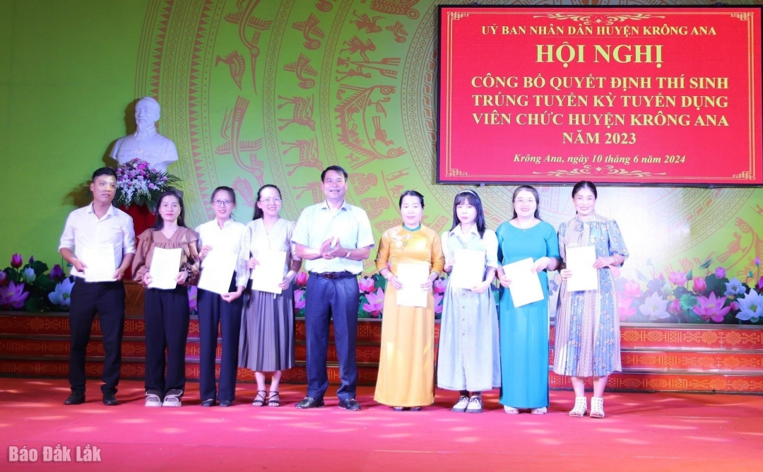 Phó Chủ tịch Thường trực UBND huyện Krông Ana Hoàng Minh Giám trao quyết định cho các thí sinh trúng tuyển. 