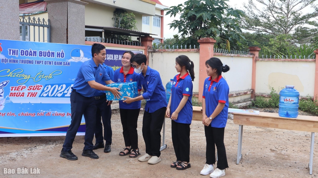 Tặng quà cho đội hình Tiếp sức mùa thi tại Trường THPT Đam San.