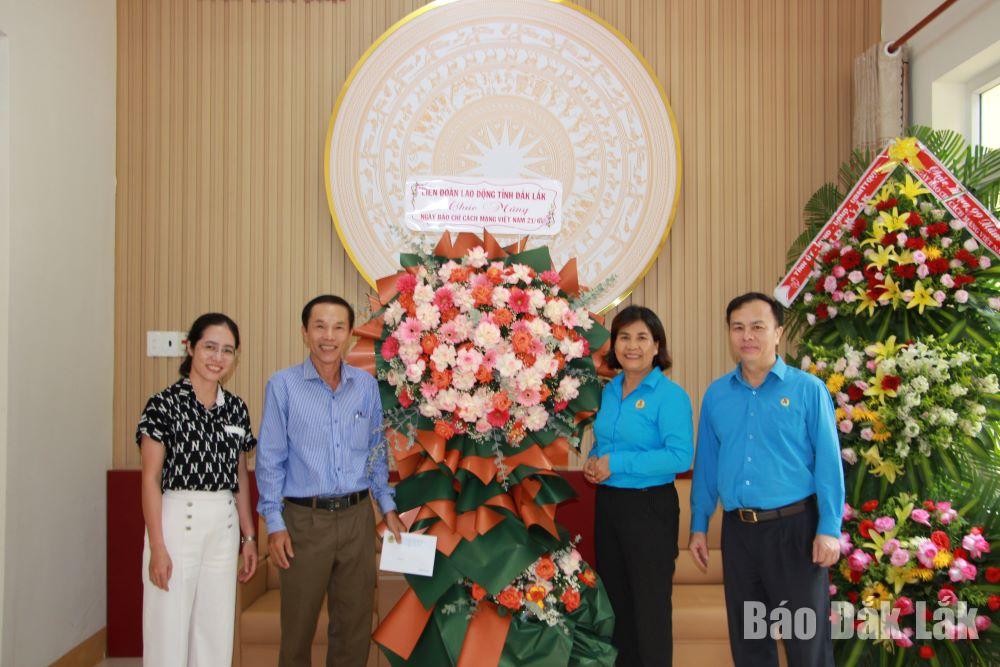 Liên đoàn Lao động tỉnh chúc mừng Báo Đắk Lắk.