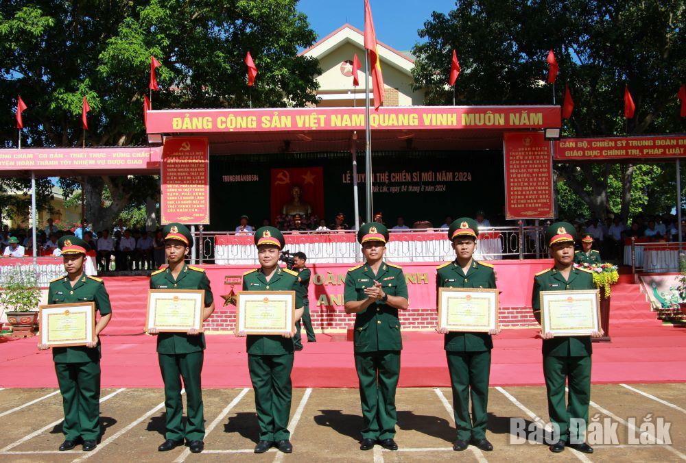 Trung tá Phạm Hoàng Loan, Trung đoàn trưởng Trung đoàn 584 tặng Giấy khen cho các tập thể.