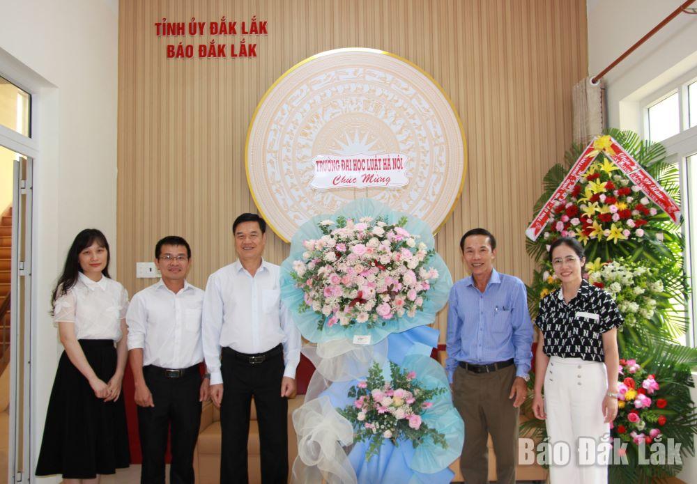 Trường Đại học luật Hà Nội chúc mừng Báo Đắk Lắk.