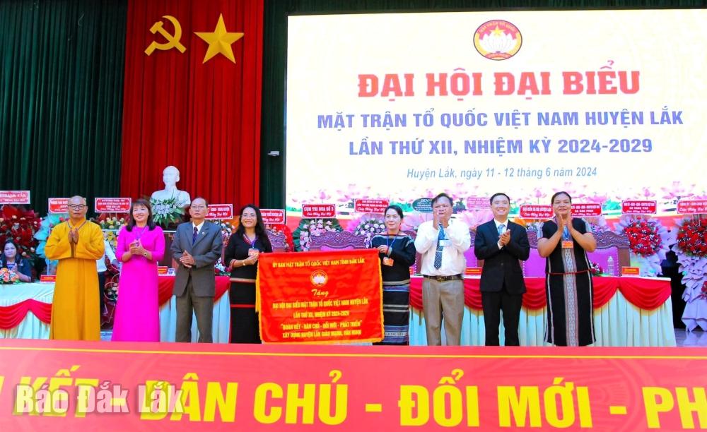 Phó Chủ tịch Ủy ban MTTQ Việt Nam tỉnh Y Jăn Buôn Krông trao bức trướng của Ủy ban MTTQ Việt Nam tỉnh tặng đại hội.