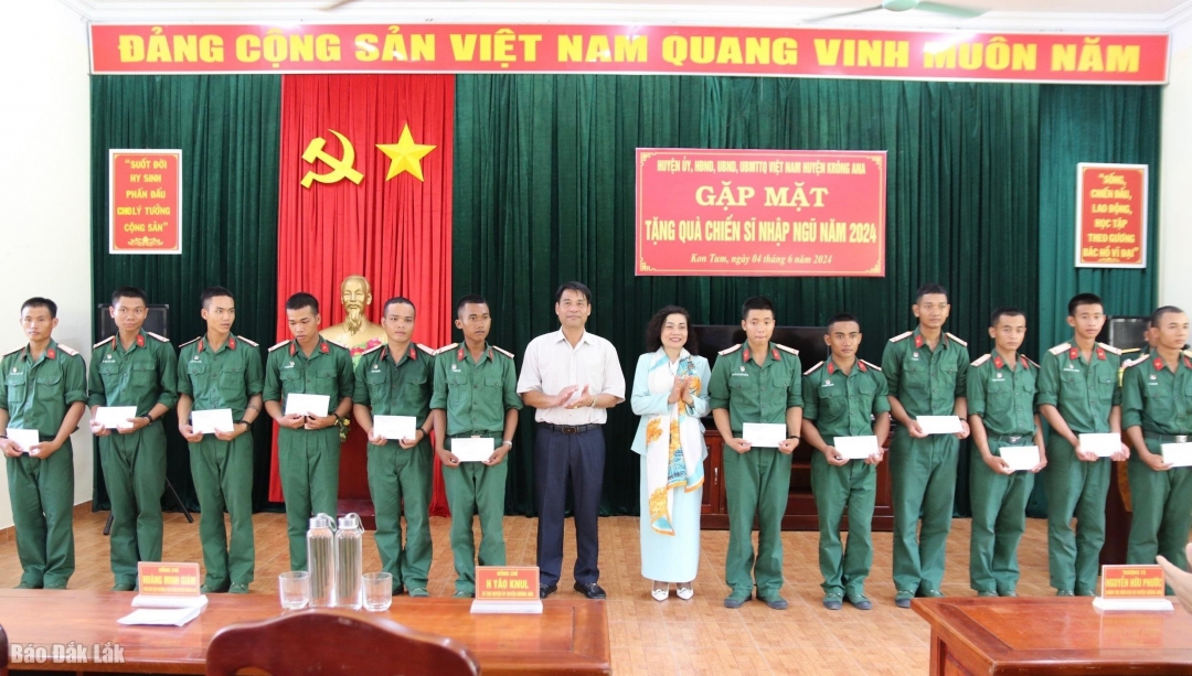 Đoàn công tác do Bí thư Huyện uỷ Krông Ana HYâo Knul làm trưởng đoàn 