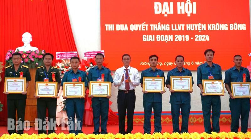 UBND huyện Krông Bông đã trao Giấy khen tặng 8 tập thể, 19 cá nhân và đề nghị Bộ CHQS tỉnh khen thưởng 2 tập thể, 5 cá nhân có thành tích xuất sắc trong Đại hội thi đua quyết thắng LLVT huyện giai đoạn 2019 – 2024 