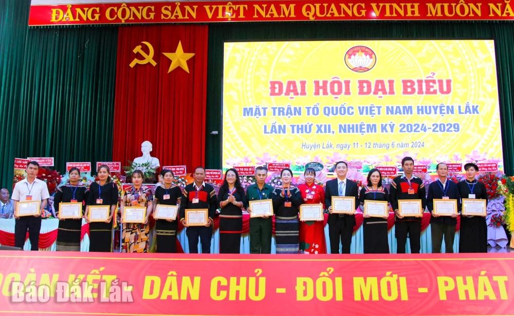 Các cá nhân có thành tích xuất sắc trong công tác mặt trận nhiệm kỳ 2019-2024 nhận giấy khen của UBMTTQ Việt Nam huyện Lắk.
