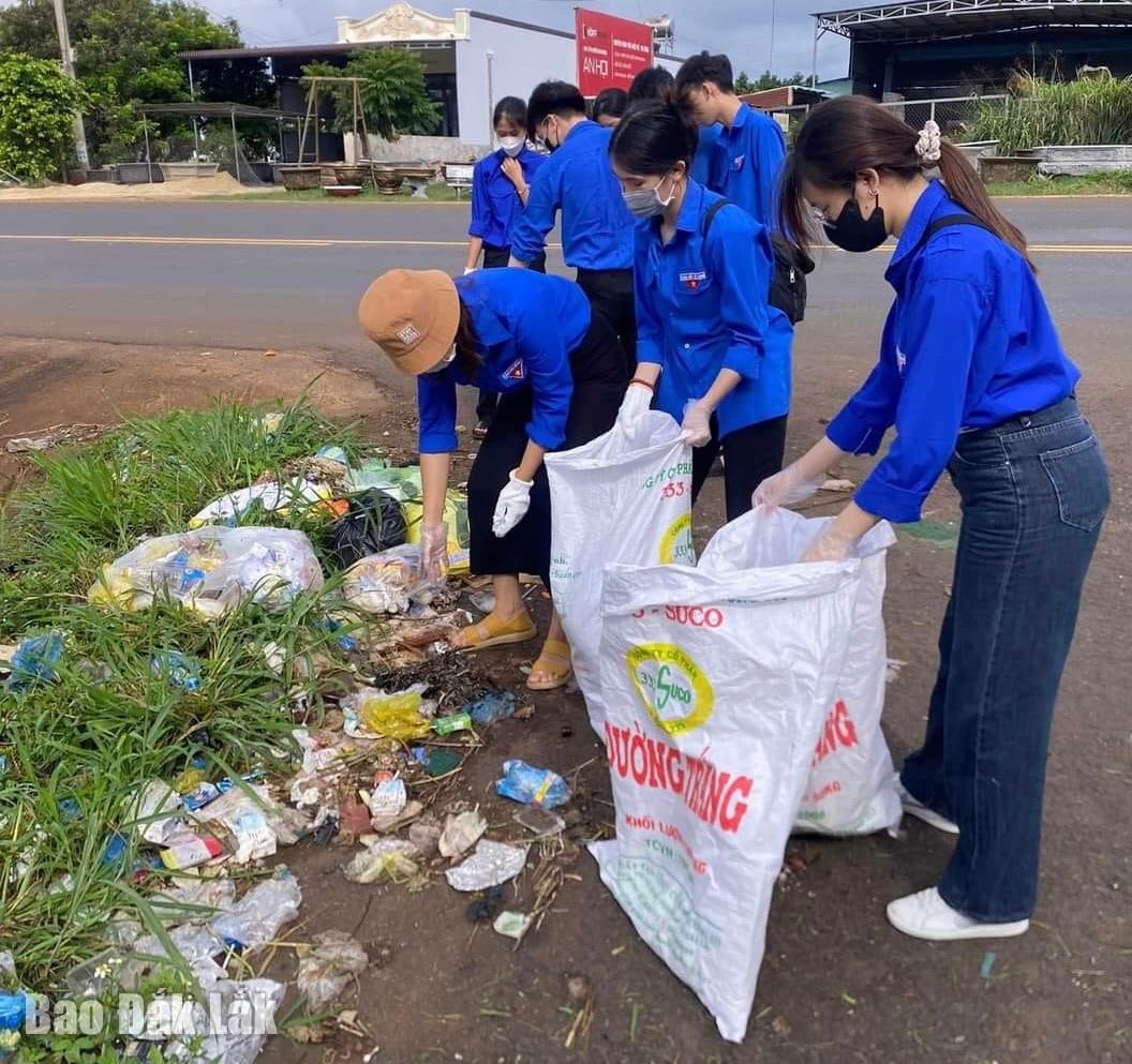 Đoàn viên thanh niên thị xã Buôn Hồ ra quân xoá điểm đen rác thải.