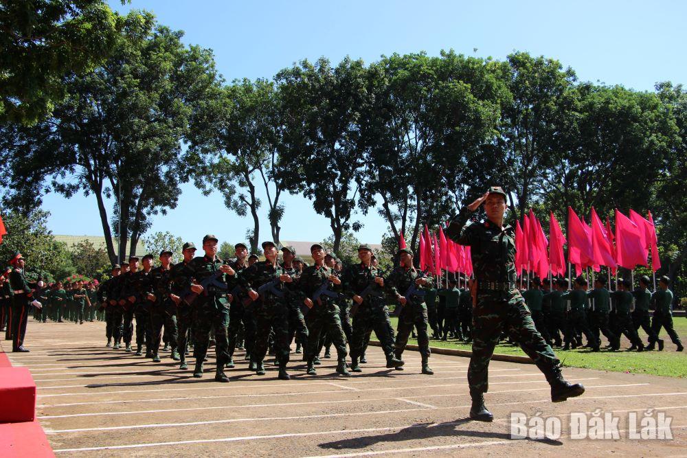 Chiến sĩ tham gia duyệt đội ngũ tại lễ tuyên thệ.