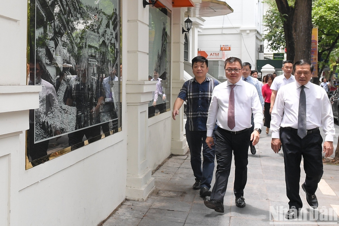 Các đại biểu tham quan gian trưng bày tại cổng Báo Nhân Dân và góc cuối phố Bảo Khánh.