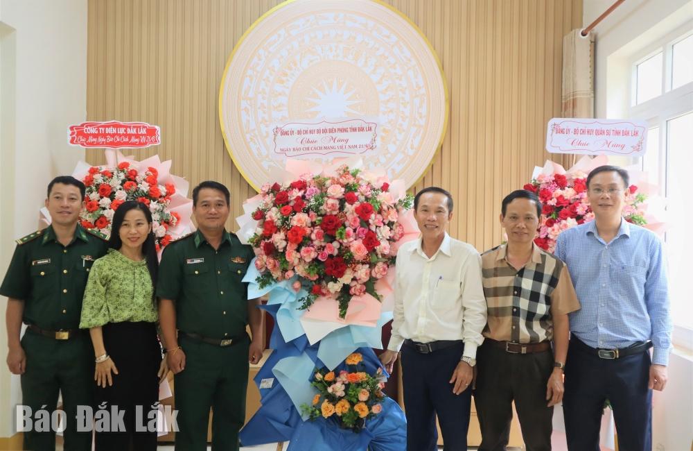 Đảng ủy, Bộ Chỉ huy Bộ đội Biên phòng tỉnh thăm và tặng hoa chúc mừng Báo Đắk Lắk.