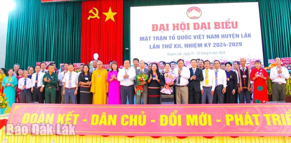 Ủy viên Ủy ban MTTQ Việt Nam huyện Lắk khóa XII, nhiệm kỳ 2024 - 2029 và Đoàn đại biểu đi dự đại hội cấp tỉnh ra mắt nhận nhiệm vụ. 