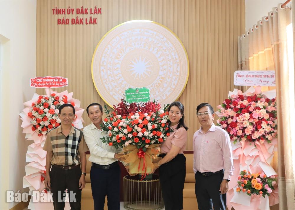 Ngân hàng Chính sách xã hội chi nhánh tỉnh Đắk Lắk thăm và tặng hoa chúc mừng Báo Đắk Lắk.