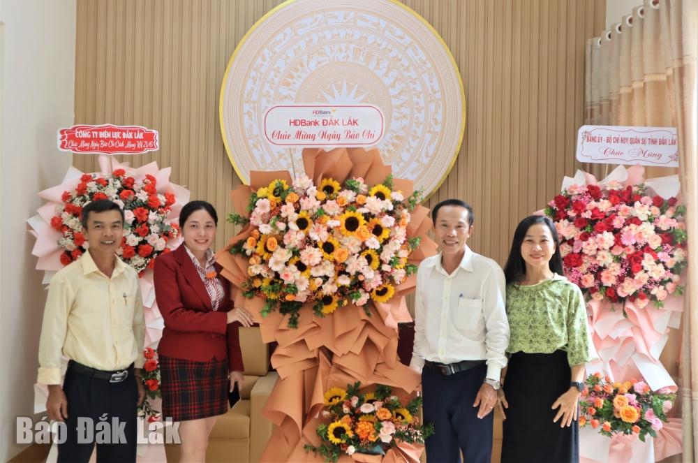 Ngân hàng Thương mại cổ phần HDbank chi nhánh Đắk Lắk thăm và tặng hoa chúc mừng Báo Đắk Lắk.