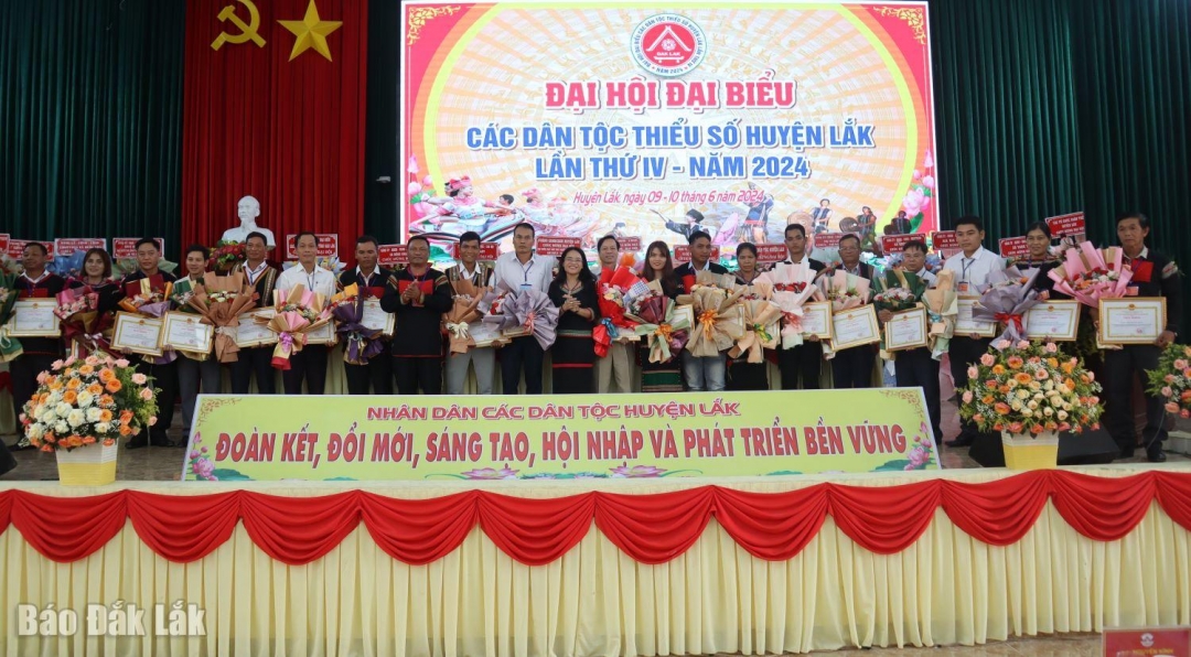 Lãnh đạo huyện Lắk tặng hoa và Giấy khen cho các tập thể có thành tích xuất sắc trong trong phát triển kinh tế - xã hội, bảo đảm an ninh - quốc phòng vùng đồng bào DTTS giai đoạn 2019 - 2024