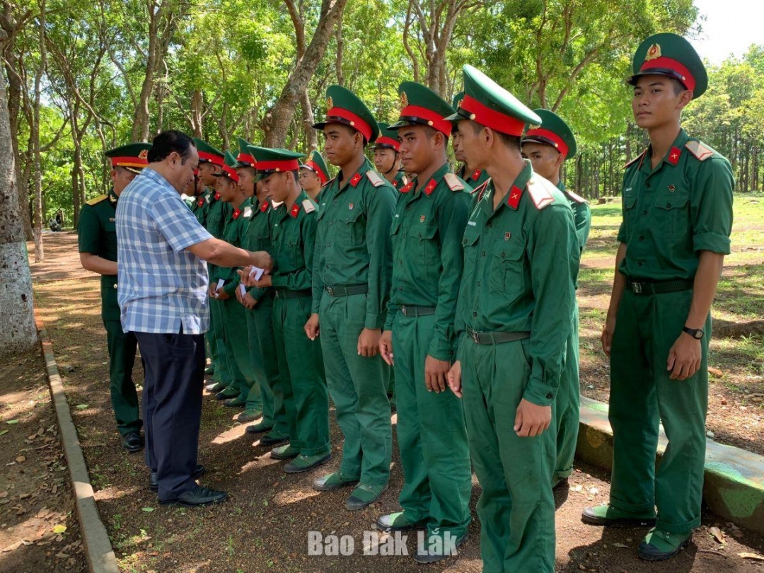 Bí thư Huyện ủy Lắk Nguyễn Văn Long tặng quà cho các chiến sĩ tại Trung đoàn 584.