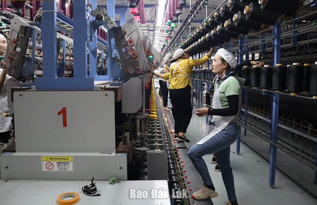 Công nhân làm việc tại Khu công nghiệp Hòa Phú.