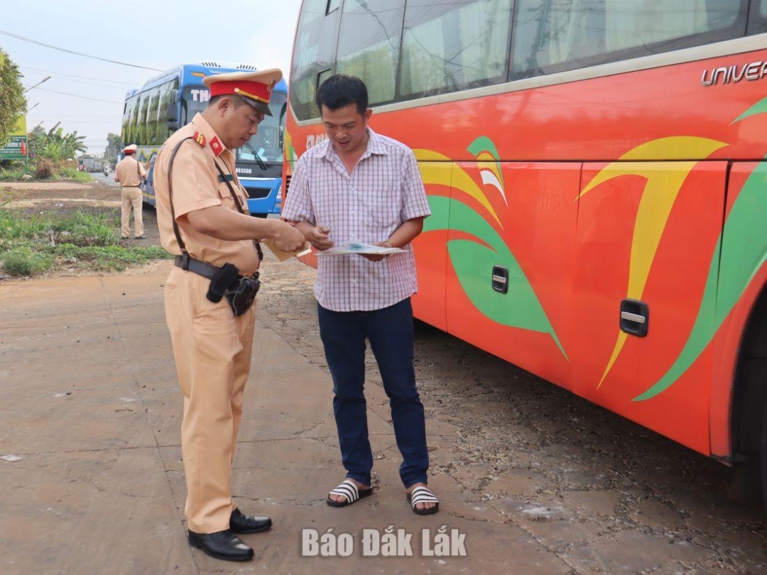 Cán bộ Phòng Cảnh sát giao thông (Công an tỉnh) kiểm tra hành chính tài xế điều khiển xe khách lưu thông trên đường Hồ Chí Minh.