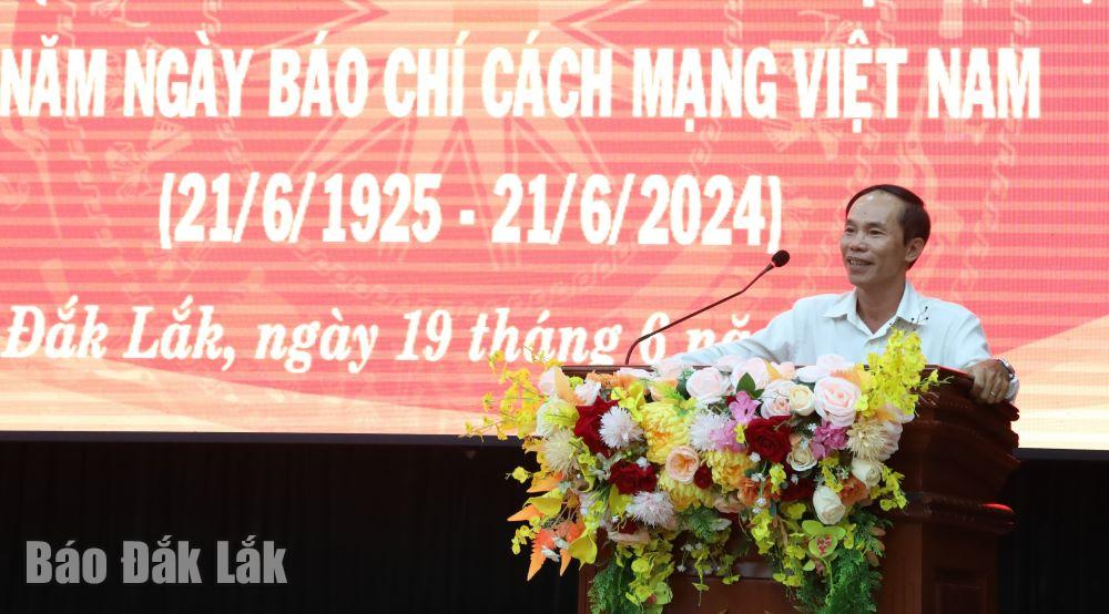 Tổng biên tập báo Đắk Lắk, Phó Chủ tịch Hội Nhà báo tỉnh trao đổi ý kiến.
