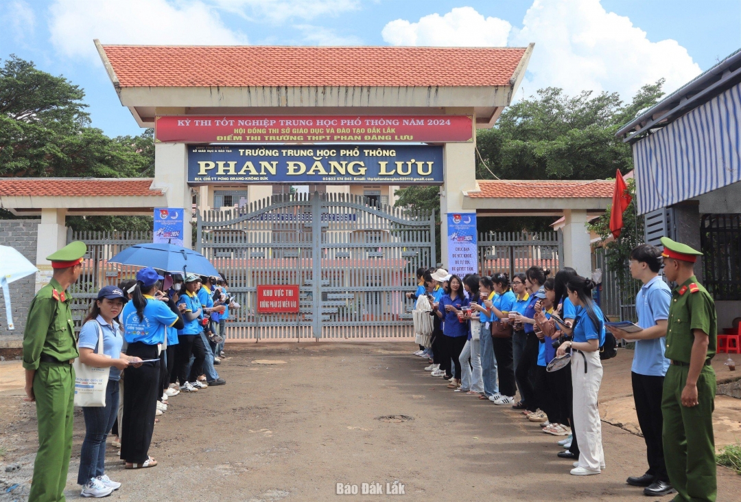 Lực lượng Công an huyện Krông Búk phối hợp với đội tình nguyện viên tiếp sức mùa thi tại điểm thi Trường THPT Phan Đăng Lưu.