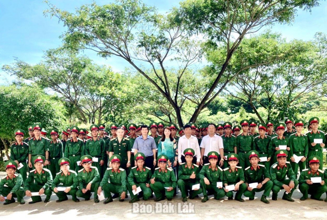 Các thành viên của Đoàn công tác số 2 do Phó Chủ tịch UBND huyện Lắk Nguyễn Anh Tú làm trưởng đoàn chụp ảnh lưu niệm với chiến sĩ mới tại Trung đoàn 142.