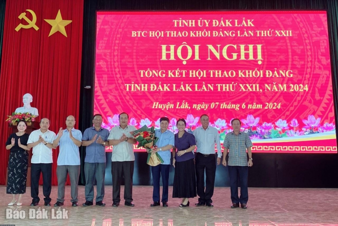 Đơn vị đăng cai tặng hoa cho nguyên Phó Bí thư Thường trực Tỉnh uỷ, Trưởng Ban Tổ chức Hội thao Phạm Minh Tấn tại buổi lễ.