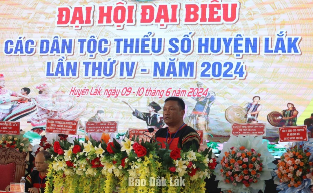 Chủ tịch UBND huyện Lắk, Trưởng Ban Chỉ đạo đại hội đại biểu DTTS huyện phát biểu khai mạc đại hội.